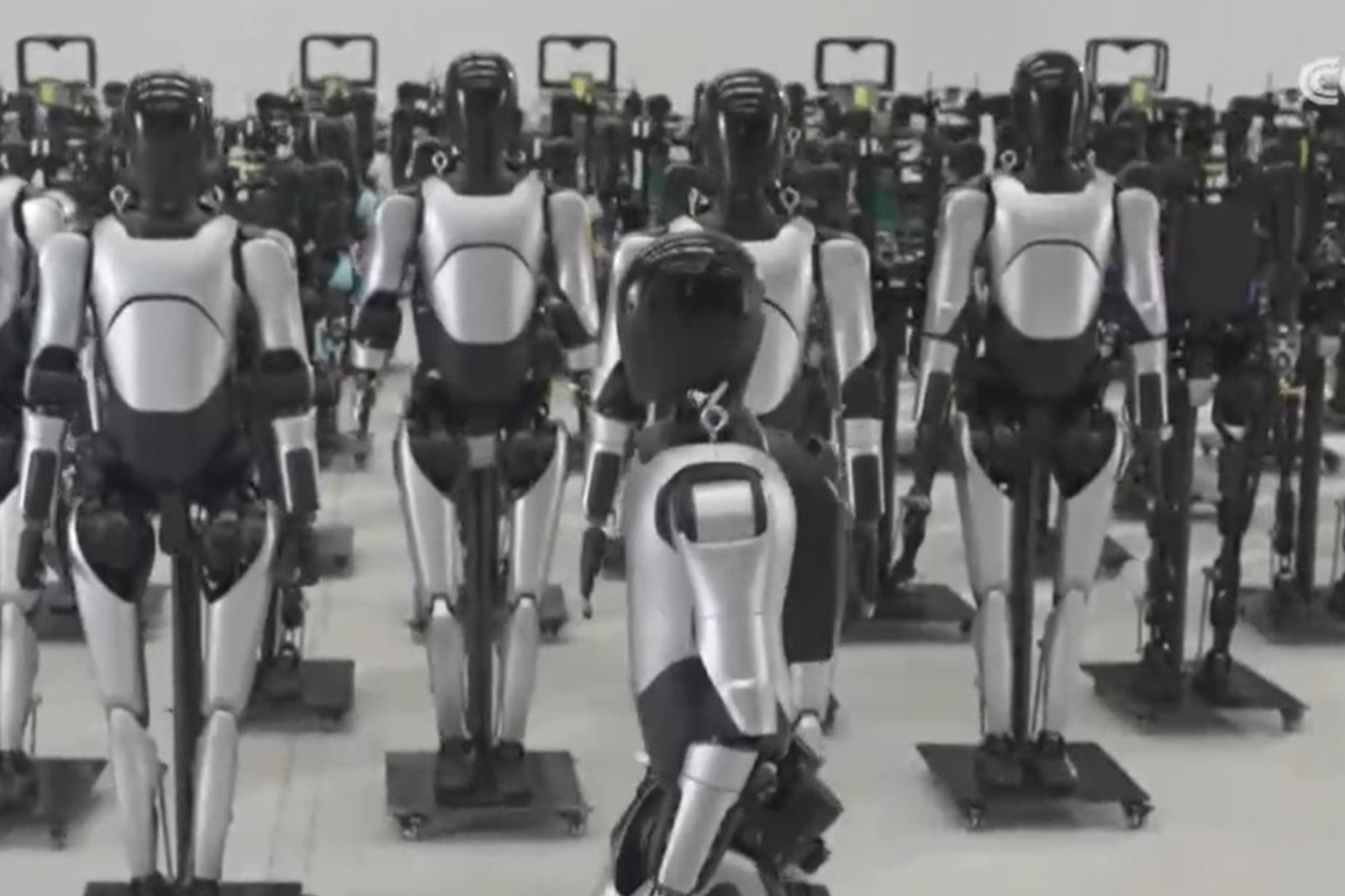 央视报道！揭秘智元机器人量产超级工厂